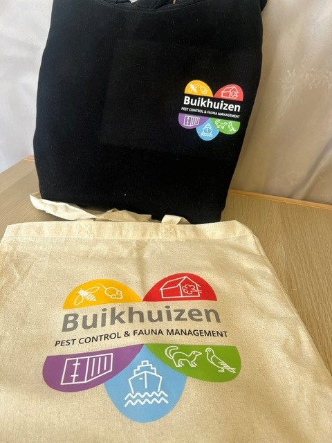 Buikhuizen: Een kleurrijke identiteit op kleding en tas.
