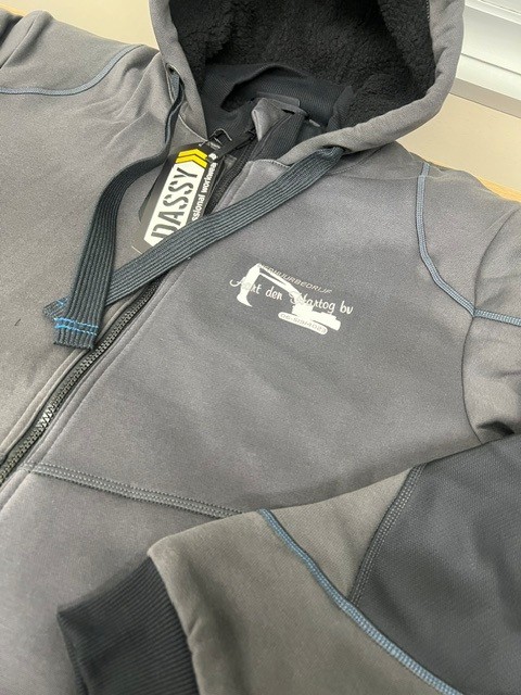 Persoonlijk afgewerkt: Een bedrijfslogo als verzorgd detail op een vest.