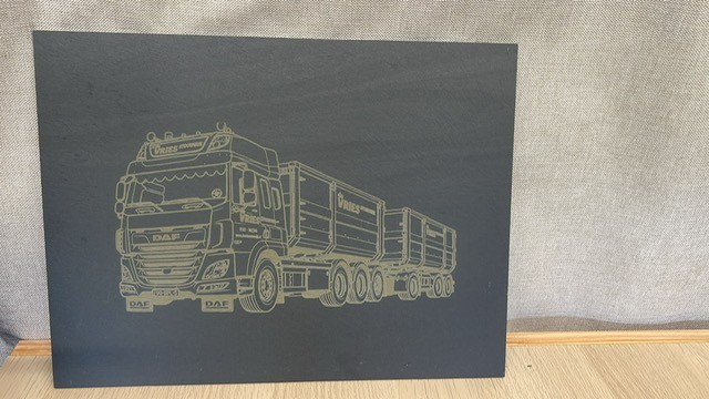 Gegraveerde vrachtwagen op leisteen