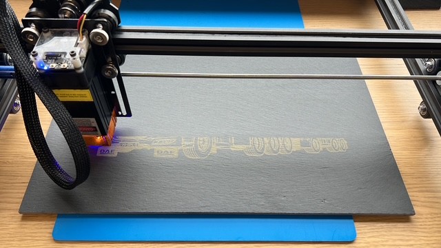 Lasergraveermachine in gebruik bij Bastien