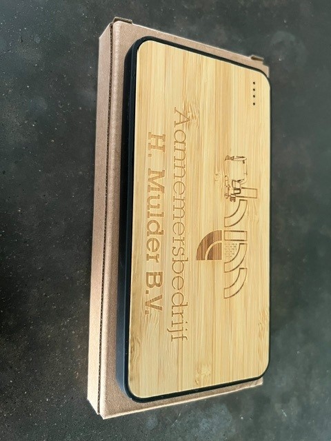 Bamboe powerbank met gegraveerd bedrijfslogo
