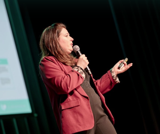 Bastina tijdens een bijeenkomst over CO₂-reductie